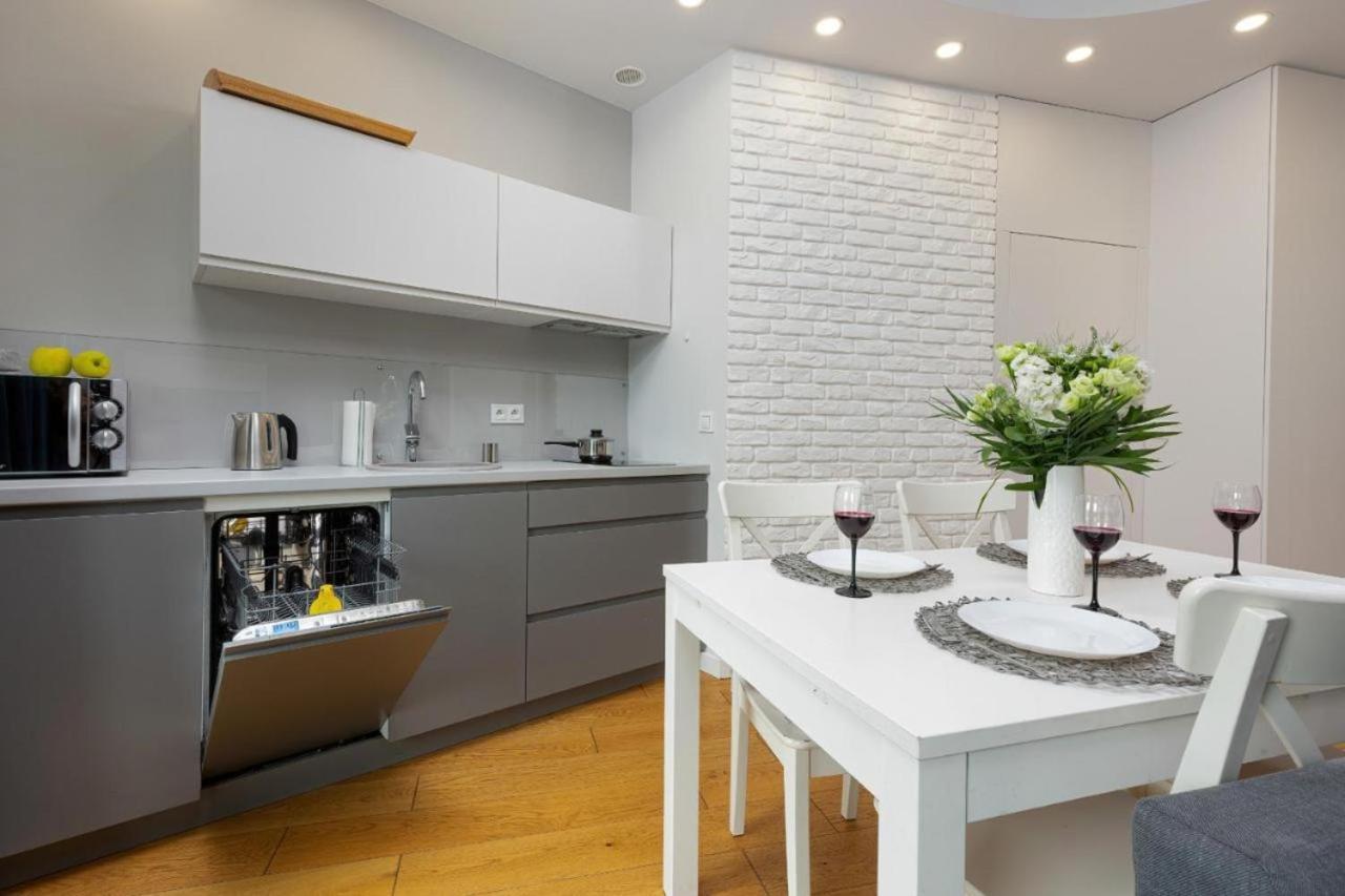 Modern Apartment With Pool Near Golden Terraces Varsóvia Exterior foto