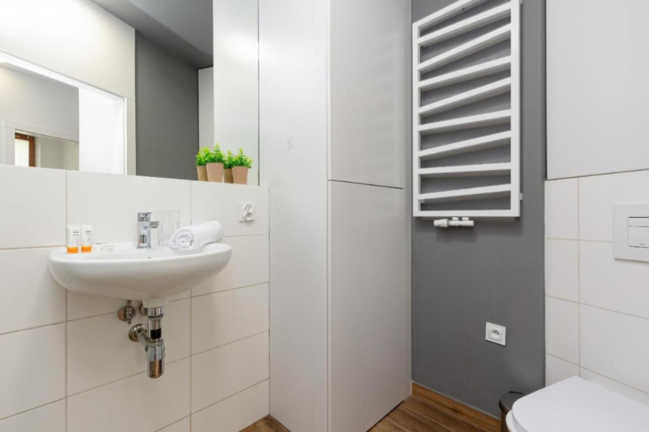 Modern Apartment With Pool Near Golden Terraces Varsóvia Exterior foto
